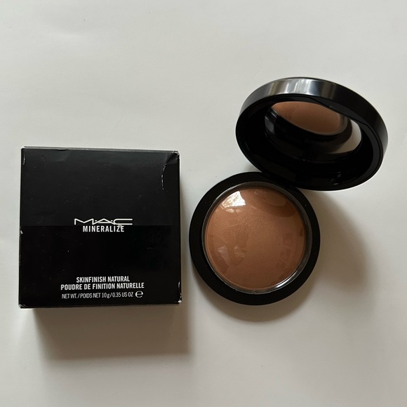 MAC Mineralize Skinfinish Natural AB7 - Picture 2 of 6